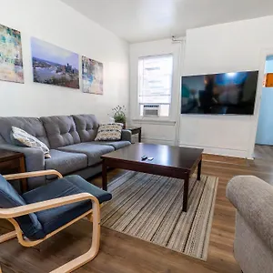 Stylish - 2 Queen Bed - Easy Hospital Access Apartment